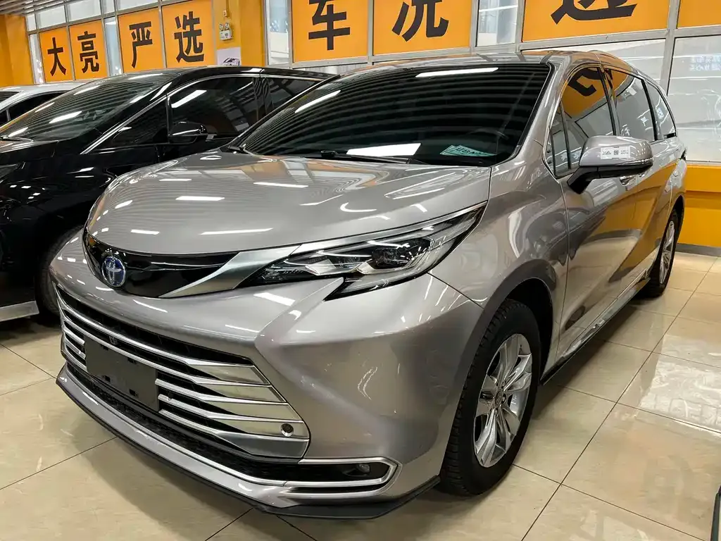 Toyota Sienna — фото 1