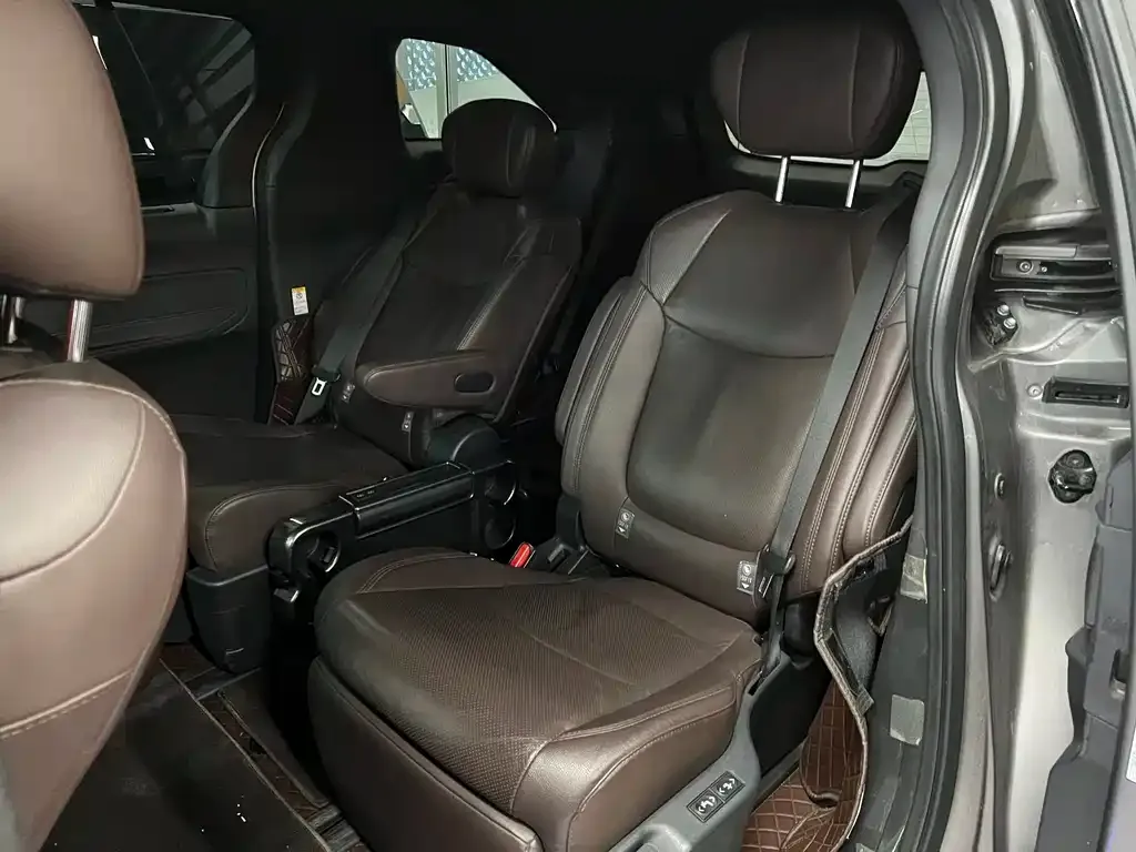Toyota Sienna — фото 2