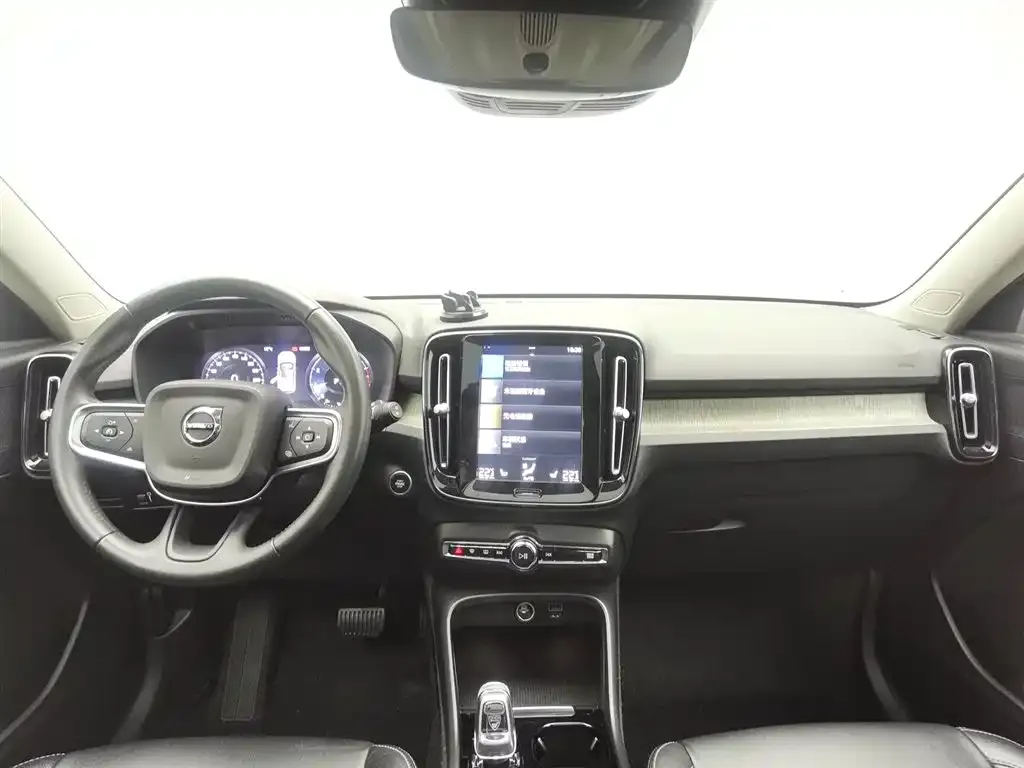 Volvo XC40 — фото 2