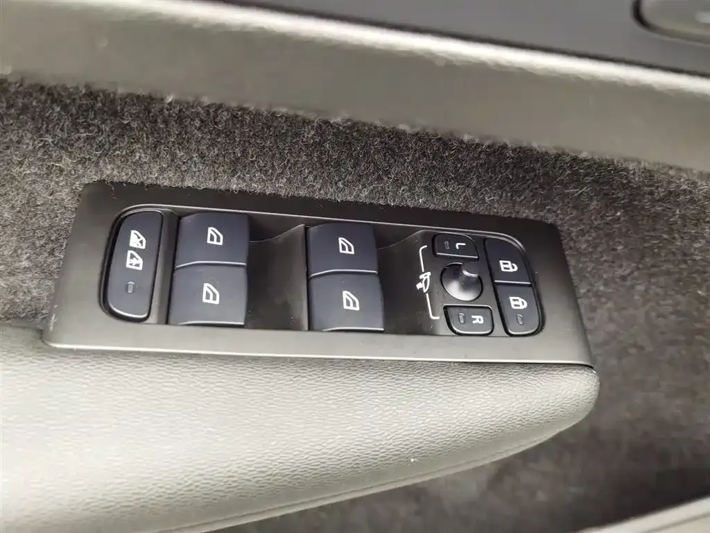 Volvo XC40 — фото 10