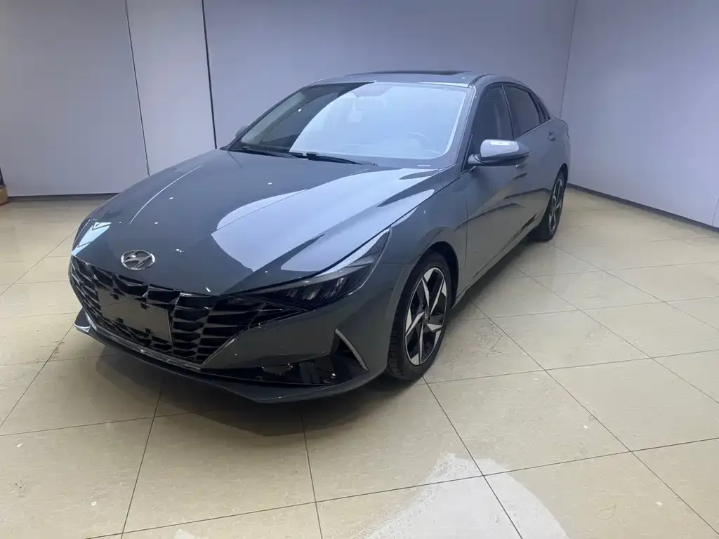 Hyundai Elantra — фото 1
