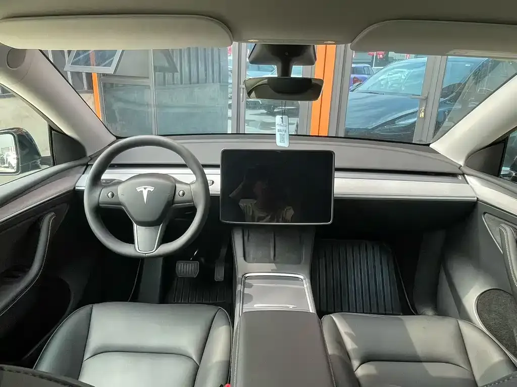 Tesla Model Y — фото 2