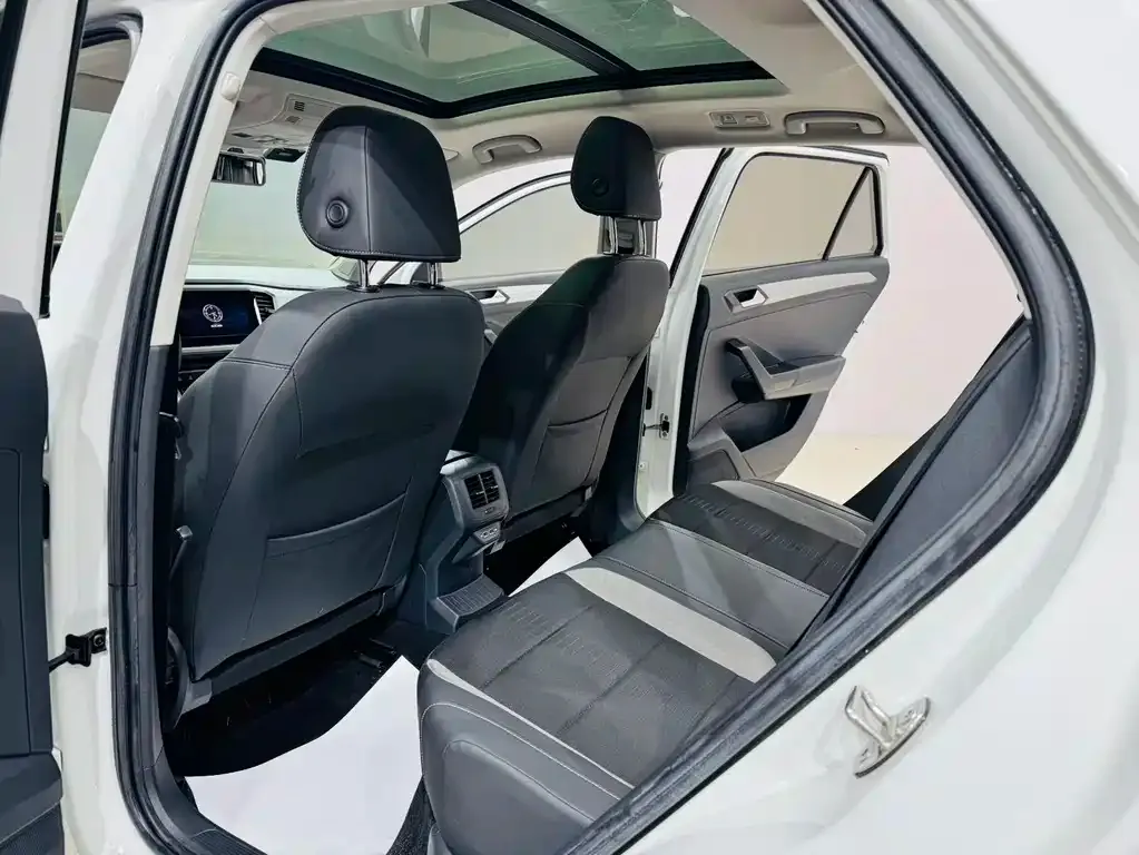 Volkswagen T-Roc — фото 6