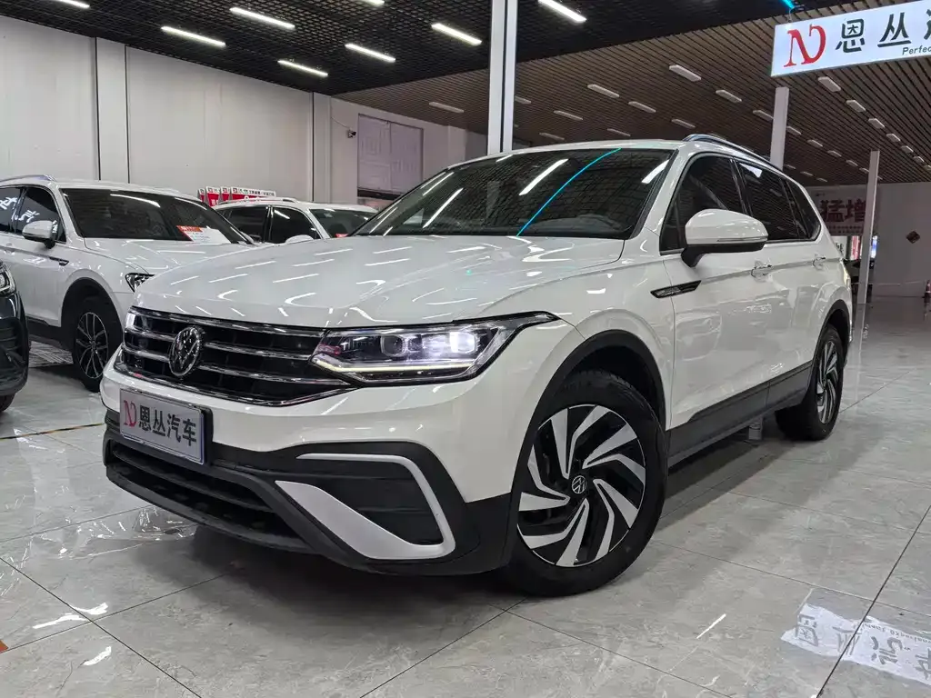 Volkswagen Tiguan L — фото 1