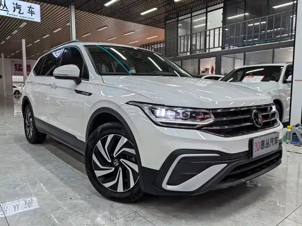 Volkswagen Tiguan L — фото 10