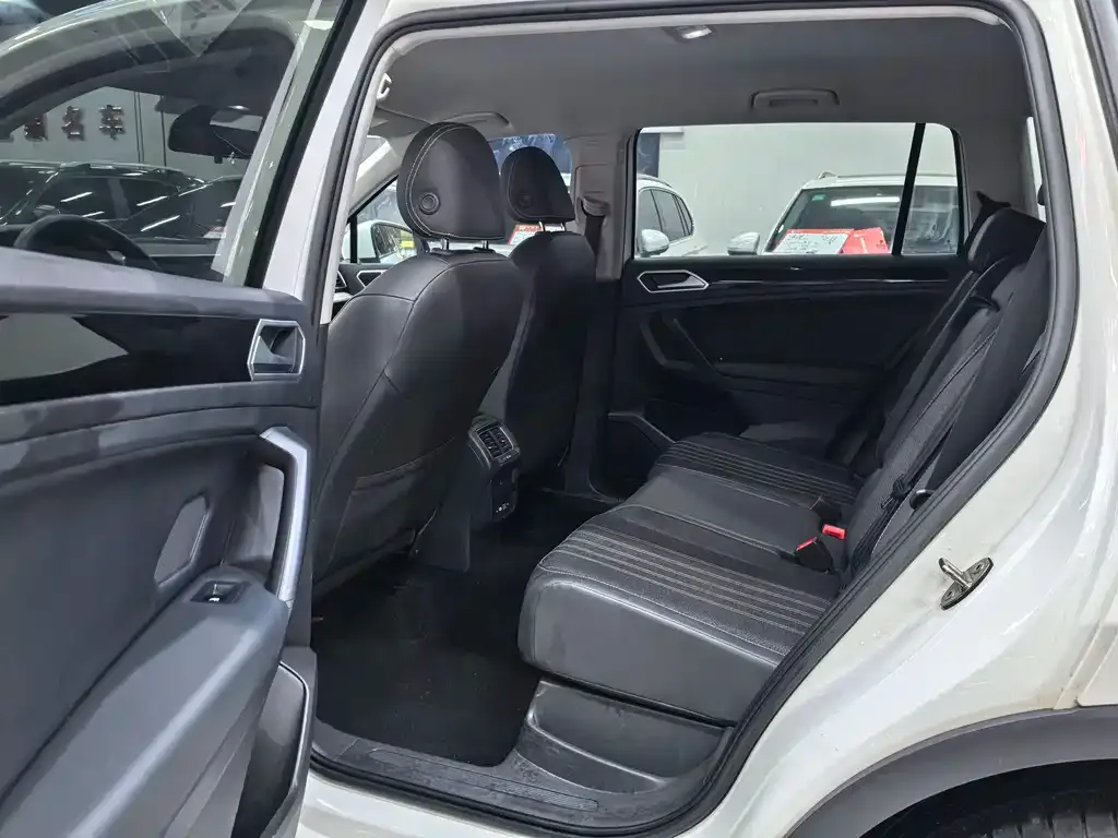 Volkswagen Tiguan L — фото 3