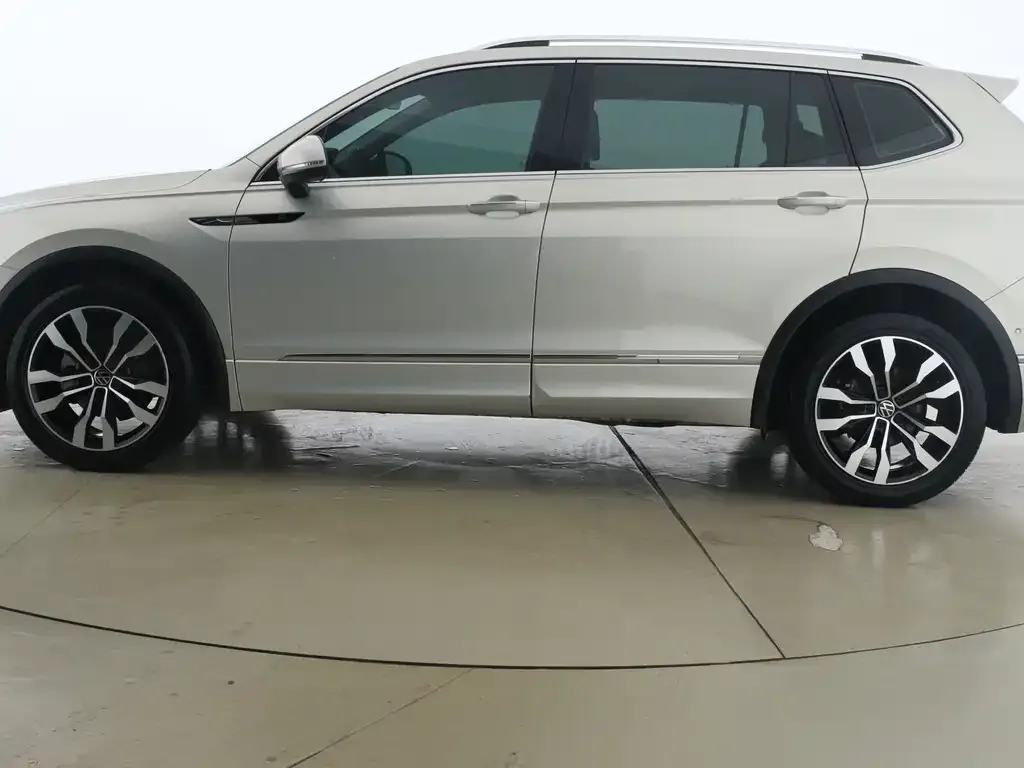 Volkswagen Tiguan L — фото 9