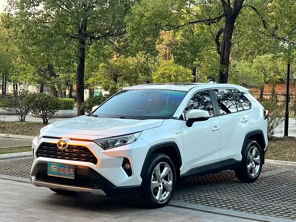 Toyota RAV4 — фото 1