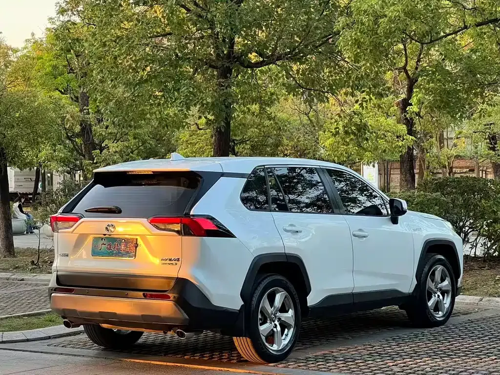 Toyota RAV4 — фото 5