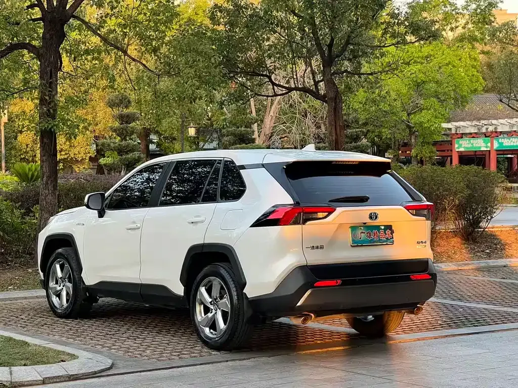 Toyota RAV4 — фото 10