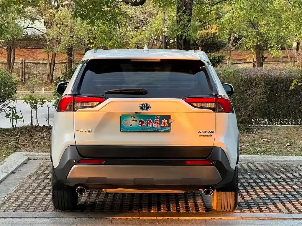 Toyota RAV4 — фото 8