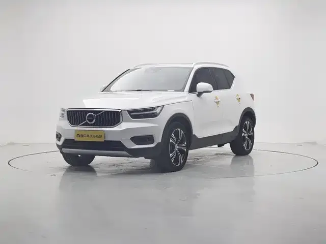 Volvo XC40 — фото 1