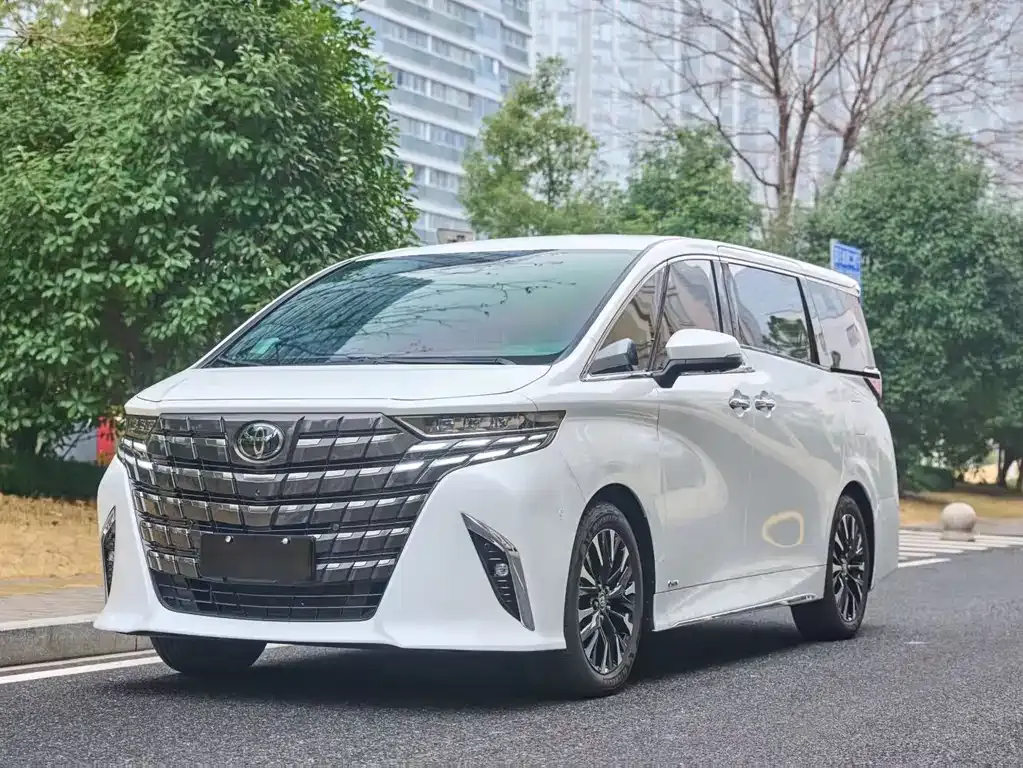 Toyota Alphard — фото 1