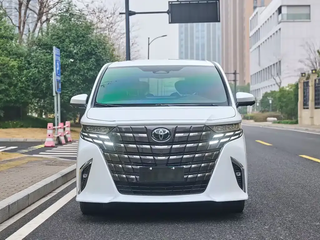 Toyota Alphard — фото 2