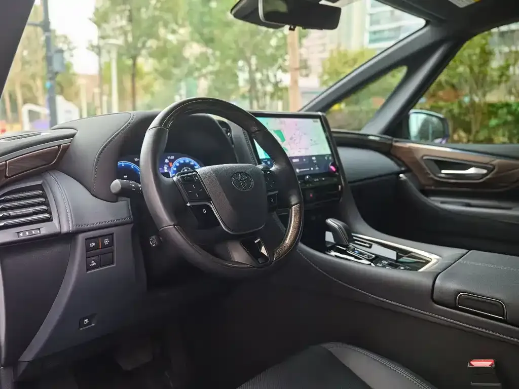 Toyota Alphard — фото 9
