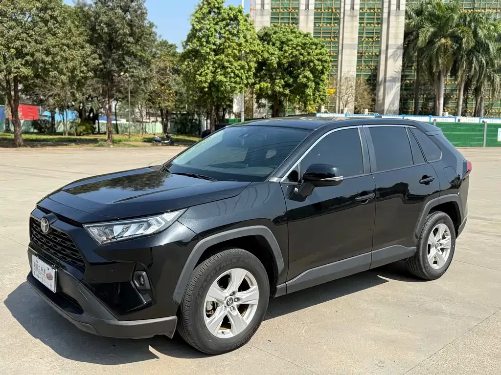 Toyota RAV4 — фото 1