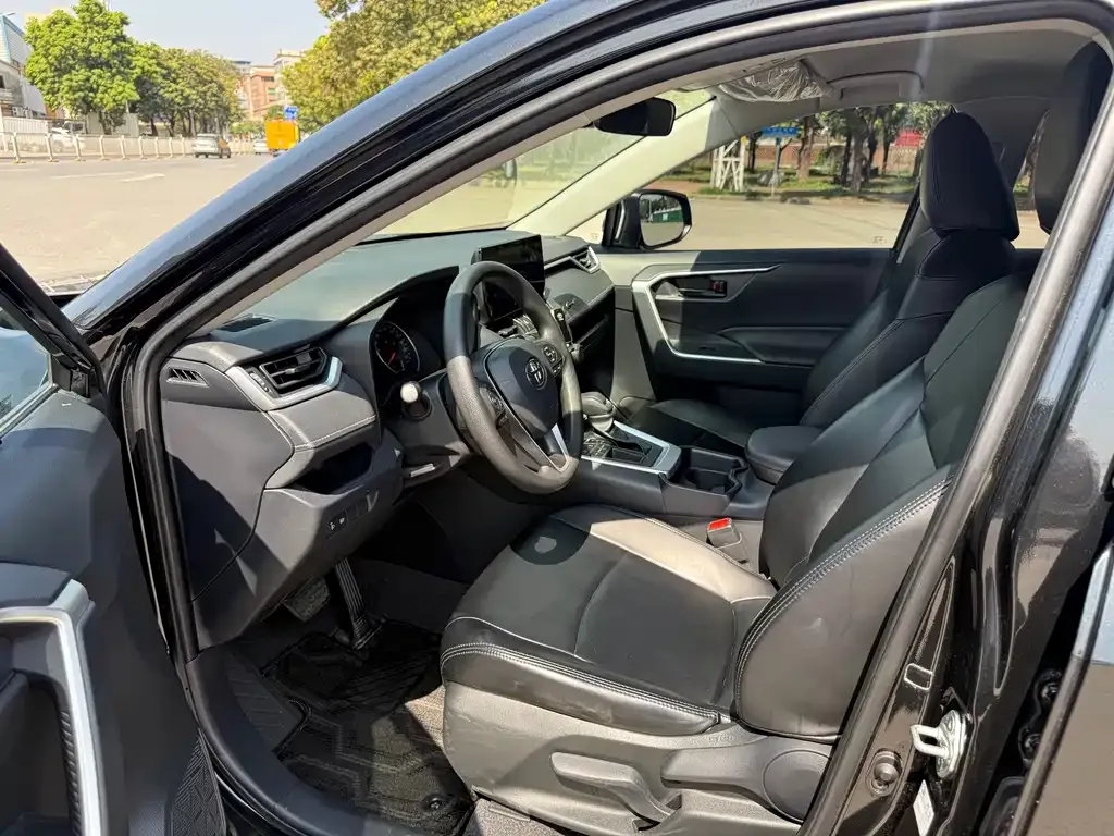 Toyota RAV4 — фото 10