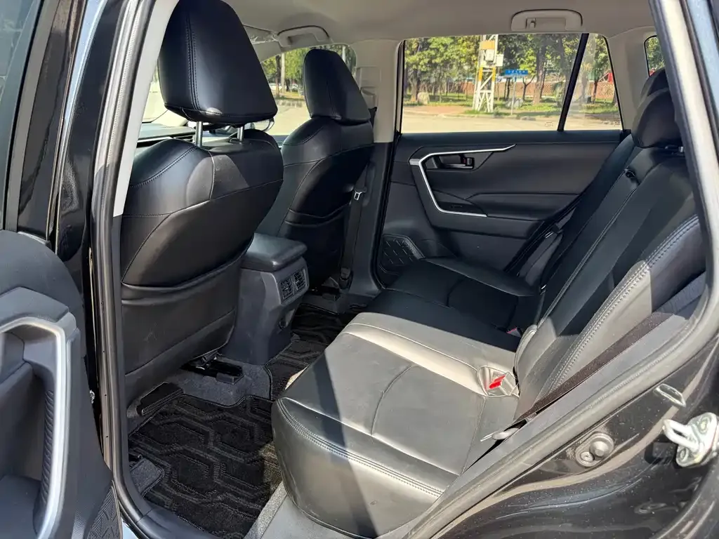Toyota RAV4 — фото 8