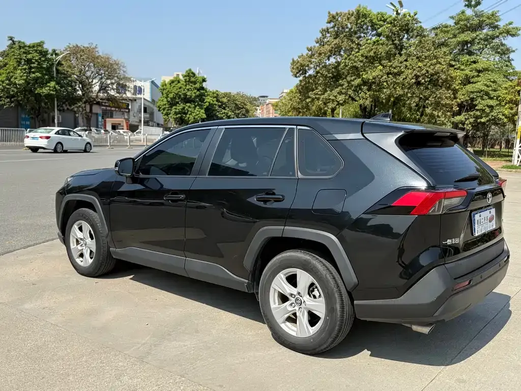 Toyota RAV4 — фото 7