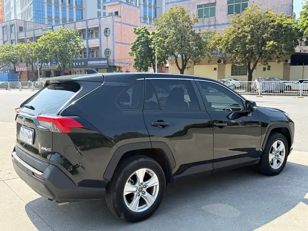Toyota RAV4 — фото 9