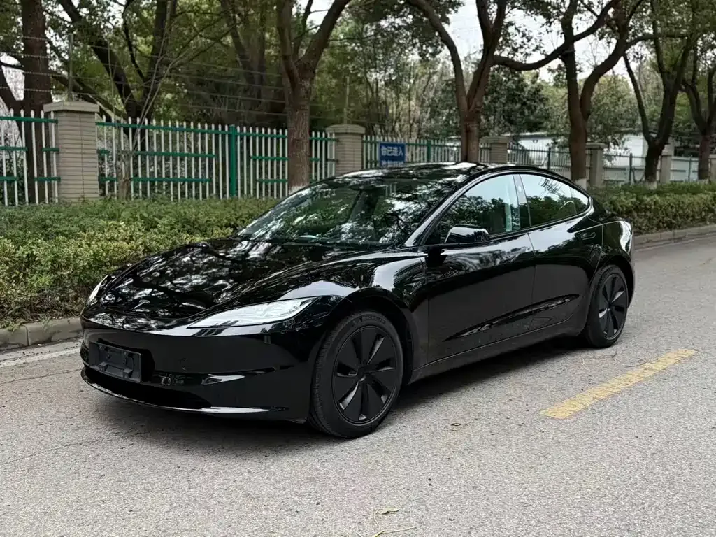 Tesla Model 3 — фото 1