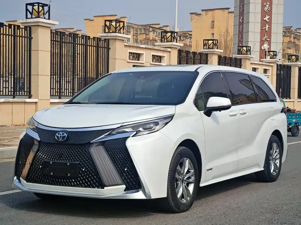 Toyota Granvia — фото 1