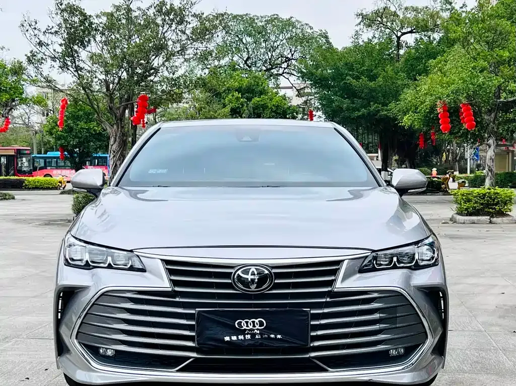 Toyota Avalon — фото 1