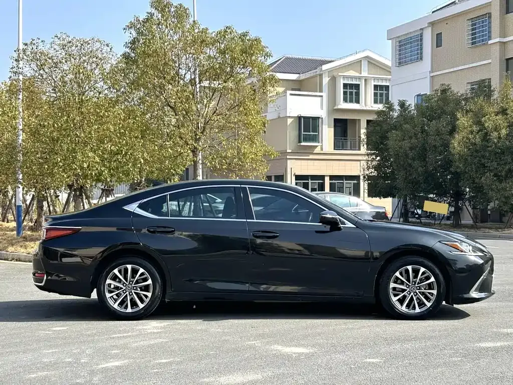 Lexus ES — фото 8