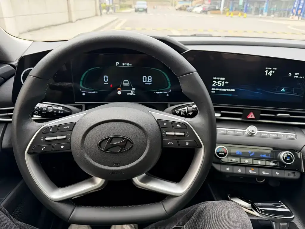 Hyundai Elantra — фото 9