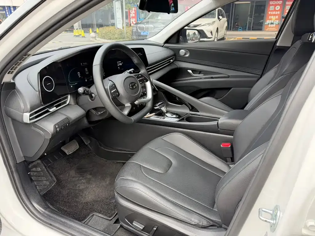Hyundai Elantra — фото 10