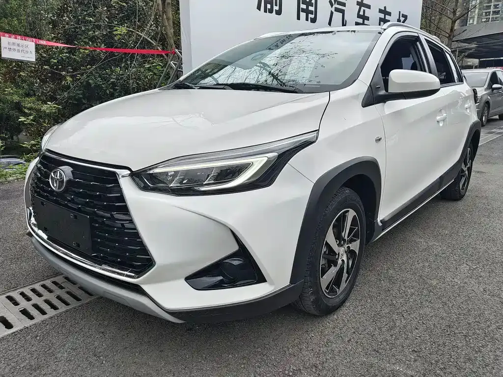 Toyota Yaris L — фото 1