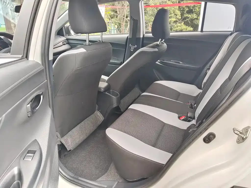Toyota Yaris L — фото 3
