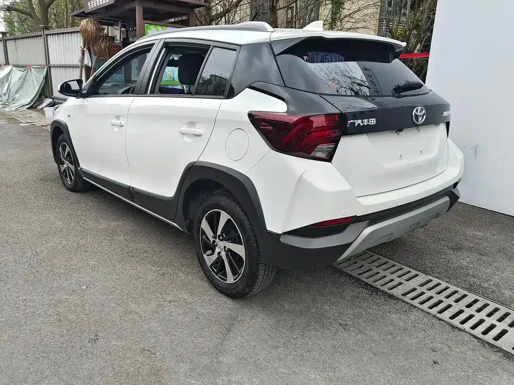 Toyota Yaris L — фото 9