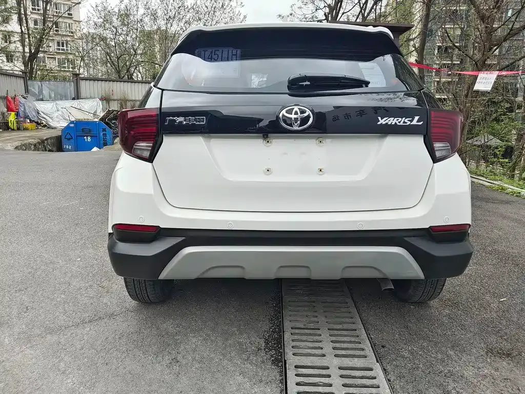 Toyota Yaris L — фото 10