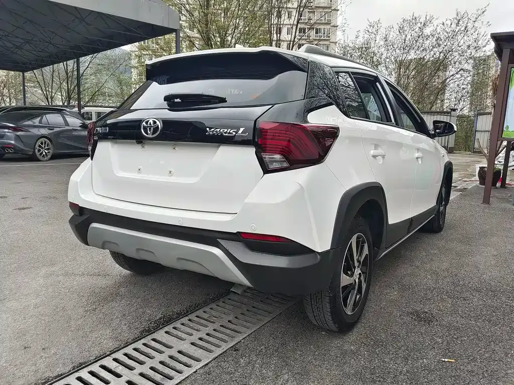 Toyota Yaris L — фото 5
