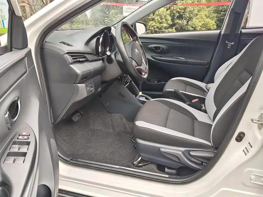 Toyota Yaris L — фото 4