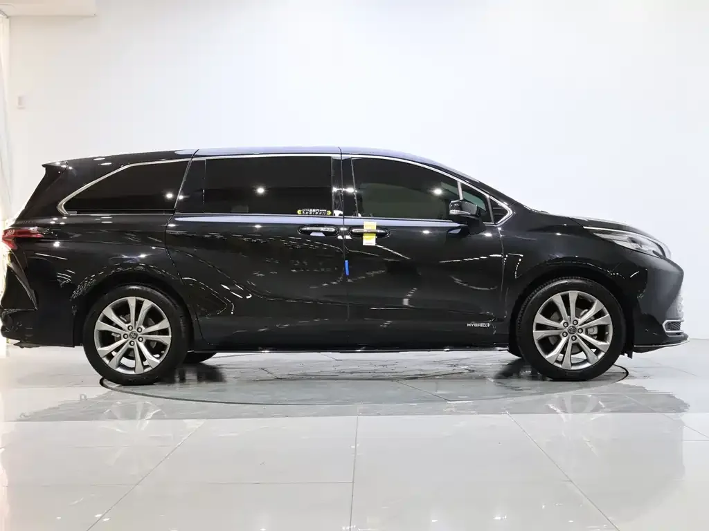 Toyota Sienna — фото 3