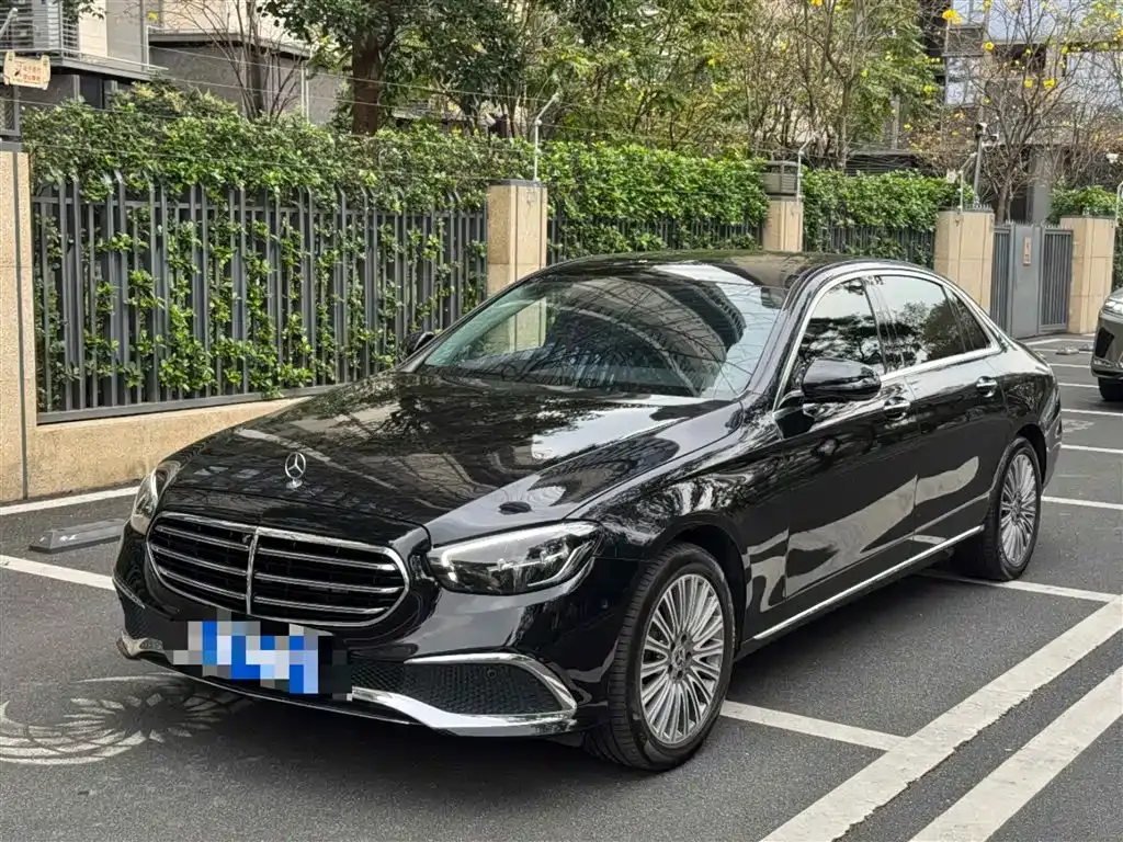 Mercedes-Benz E-Class — фото 1