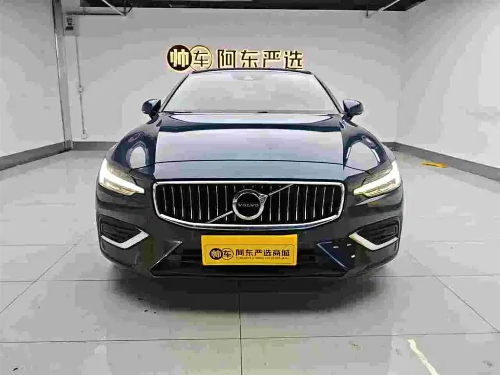 Volvo S60 — фото 1