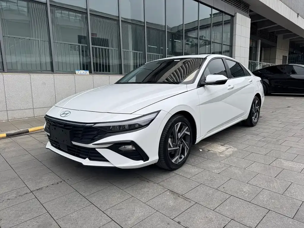 Hyundai Elantra — фото 1