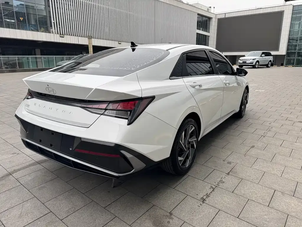 Hyundai Elantra — фото 3
