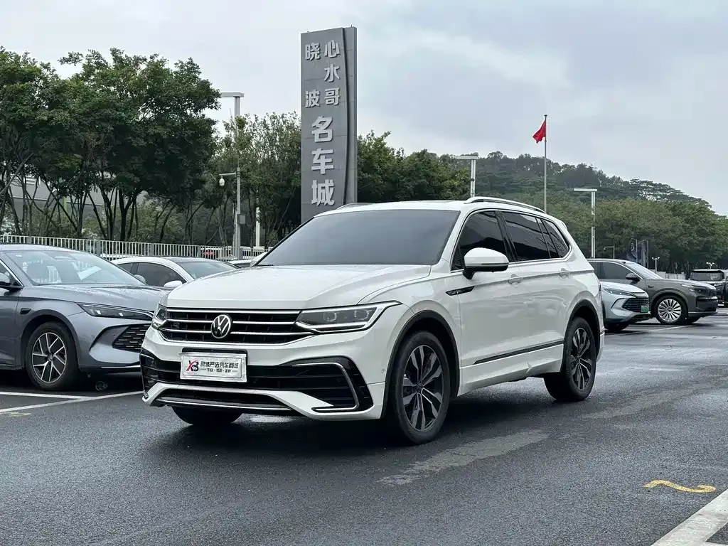 Volkswagen Tiguan L — фото 1