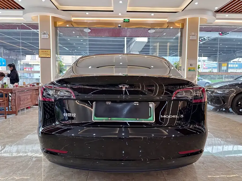 Tesla Model 3 — фото 10