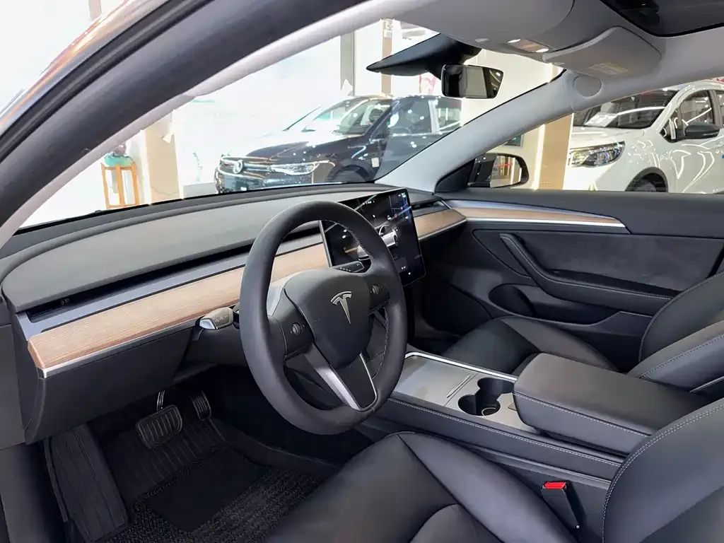 Tesla Model 3 — фото 4