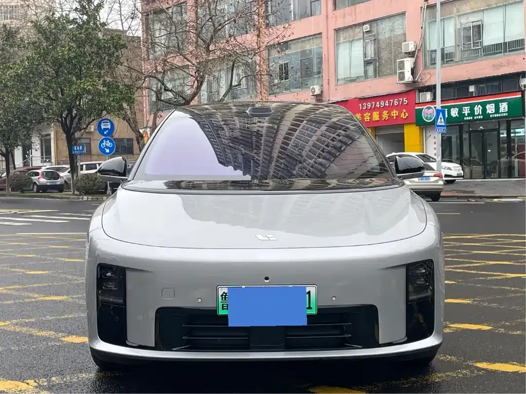 Li Auto i8 — фото 1