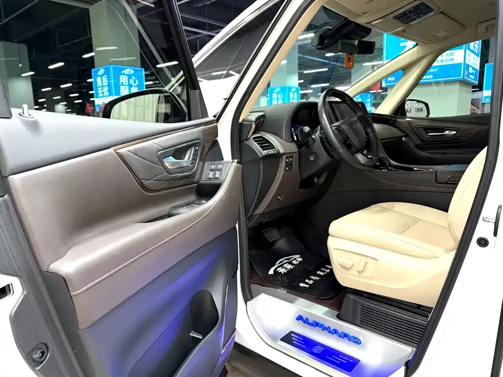 Toyota Alphard — фото 7