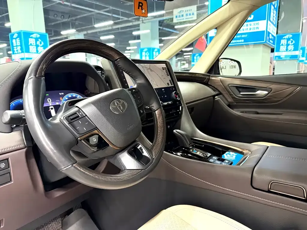 Toyota Alphard — фото 10