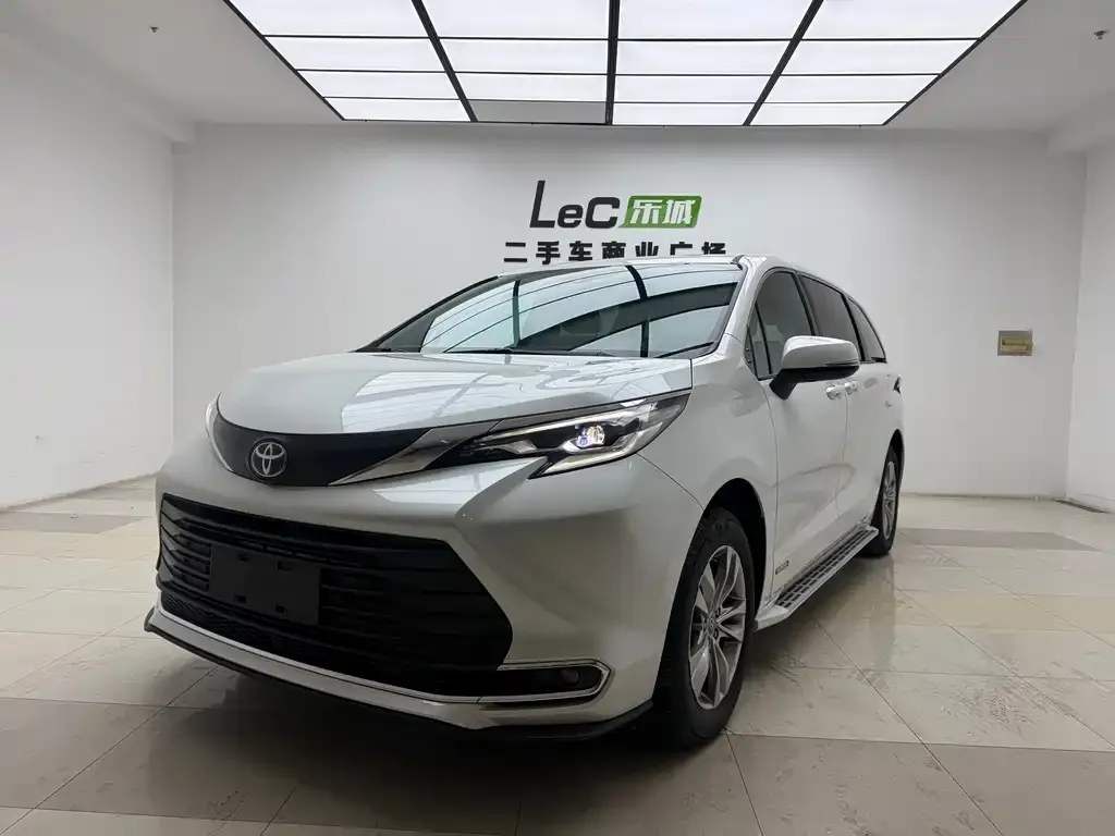 Toyota Sienna — фото 1