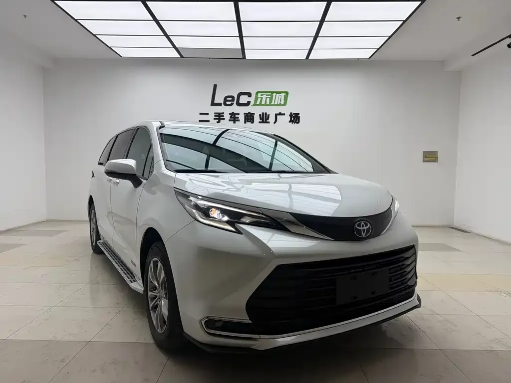 Toyota Sienna — фото 9
