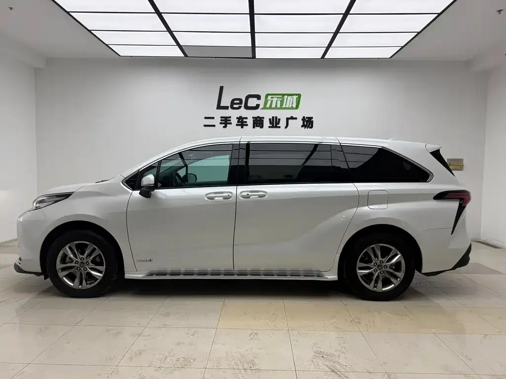 Toyota Sienna — фото 8